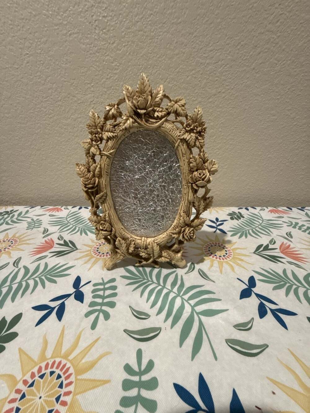 Vintage Ornate Floral Resin Oval Tabletop Picture Frame